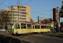 Am 15.10.2017 fanden anläßlich des Tages der offenen Tür im historischen Betriebshof Am Steinberg Zubringerfahrten mit verschiedenen Museumsfahrzeugen der Rheinbahn statt. Ausgangspunkt war die Haltestelle Heinrichstraße, der KSW-Zug Tw 14/Bw 332 durchfährt gerade die Wendeschleife.