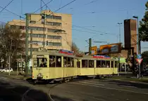 Am 15.10.2017 fanden anläßlich des Tages der offenen Tür im historischen Betriebshof Am Steinberg Zubringerfahrten mit verschiedenen Museumsfahrzeugen der Rheinbahn statt. Ausgangspunkt war die Haltestelle Heinrichstraße, der KSW-Zug Tw 14/Bw 332 durchfährt gerade die Wendeschleife.