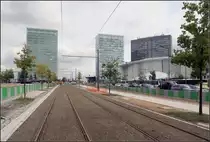 . Porte de l'Europe -

Die neue Luxemburger Straßenbahn wird am Eingang zum Stadtteil Kirchberg zunächst die 70 Meter hohen Zwillingstürme Porte de l'Europe passieren um dann weiter entlang der breiten Avenue J.F. Kennedy den Stadtteil zu durchqueren. Rechts mit den vielen weißen Rundstützen die Philharmonie.

04.10.2017 (M)