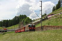 Ge 4/4 II 620  Zernez  befindet sich mit dem RE1342 (St.Moritz - Landqauart) zwischen dem Bahnhof von Cinuos-chel-Brail und dem Inn-Viadukt.

Cinuos-chel-Brail, 15. Juni 2017
