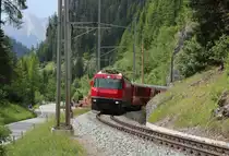 Ge 4/4 III 648  Susch  verlässt mit dem RE1149 (Chur - St.Moritz) den Glatscherastunnel und wird gleich den Bahnhof von Bergün erreichen.

Bergün, 15. Juni 2017
