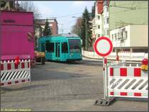 R-Triebwagen 008 fuhr am 29.03.2007 auf dem 18. Zug der Linie 21 in Fahrtrichtung M�nchhofstra�e langsam durch die noch im Bau befindliche Kurve an der Kreuzung Paul-Ehrlich-Stra�e/Vogelweidstra�e. Die Gleise der Strecke im Bildvordergrund wurden durch den Austausch der Gleise in der Kurve endg�ltig vom Netz abgeh�ngt, diese Strecke vom beziehungsweise zum Sandhof wurde schon seit Ende Mai 2005 nicht mehr befahren.