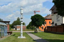 Ostalgie in Güsten. Auf dem Bahnhofsplatz wo früher viele Gleise lagen, zeugen heute der Wasserkran und ein Formsignal von der einstigen Bedeutung dieses Knotenpunktes.

Güsten 02.08.2017