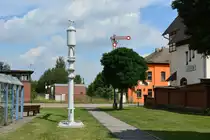Ostalgie in Güsten. Auf dem Bahnhofsplatz wo früher viele Gleise lagen, zeugen heute der Wasserkran und ein Formsignal von der einstigen Bedeutung dieses Knotenpunktes.

Güsten 02.08.2017