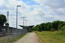 Blick auf den Inselbahnsteig Gleis 3 und ehemals 4. Seit dem Umbau des Bahnhofes hat Güsten viele seiner Gleise verloren. Zwischen Gleis 2 und 3 lag ehemals ein weiteres Gleis. Gleis 4 und die Gütergleise rechts daneben sind ebenfalls Geschichte. Das prunkvolle Bahnhofsgebäude verfällt leider.

Güsten 02.08.2017