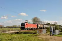 Horst und Andreas halten drauf, als die an DB Nederland ausgeliehene 186 338-0 mit dem Kesselwagenzug in Richtung Antwerpen fuhr. Die Aufnahme entstand am 14/10/2017 in Lummen.