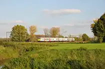 Triebzug 433 als IC2638 Hasselt - Antwerpen Centraal hat soeben den Haltepunkt Schulen verlassen und strebt nun dem nächsten Halt in Diest zu. Aufnahme vom 14/10/2017 in Lummen.
