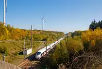 
Goldner Oktober - Der ICE-3M (BR 406) Tz 4651  Amsterdam  der Nederlandse Spoorwegen schießt, mit ca. 300 km/h, am 15.10.2017 aus dem Südportal des 1.110 m langen Tunnel Elzer Berg, bei km 101,6 der Schnellfahrstrecke Köln–Rhein/Main (KBS 472) und rauscht in Richtung Frankfurt. 
Dieser ICE 3M ist Eigentum der Nederlandse Spoorwegen, ist aber in Deutschland registriert (93 80 5406 051-3 D-NS u.s.w.) und hat die Zulassungen für Deutschland, Belgien (ETCS) und die Niederlande.