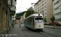 Die frischlackierte N�76 verl��t die Station Franz Fischer-Stra�e, die auf der H�he der Post (bzw. deren Telephonsparte) und auf der H�he des �beraus traditionsreichen Sporthauses Wolf liegt, um der Kettenbr�cke zuzustreben. Im Hintergrunde erkennt man den Westbahnhof und die Serles. 8. Mai 2007 kHds