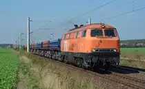 225 100 der BBL schleppte am 29.09.17 einen Ganzzug Seitenkipper durch Rodleben Richtung Roßlau.