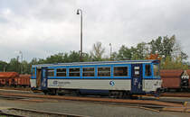 Der 809 208 pendelt derzeit ständig zwischen Kralupy und Neratovice, hier ist er am 10.10.2017 gerade als Os 19519 angekommen und fährt in nur 3 Minuten zurück an die Moldau. Der kleine Triebwagen ist meist recht gut besetzt, nicht nur Schüler sind da unterwegs