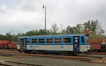 Der 809 208 pendelt derzeit ständig zwischen Kralupy und Neratovice, hier ist er am 10.10.2017 gerade als Os 19519 angekommen und fährt in nur 3 Minuten zurück an die Moldau. Der kleine Triebwagen ist meist recht gut besetzt, nicht nur Schüler sind da unterwegs
