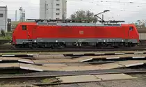 Die nicht ganz saubere 189 015 der DB Cargo ruht sich am 10.10.2017 in Mělník aus. Mit ihrer 4-System-Ausrüstung kann die Siemens-Maschine natürlich auch die mit 3 kV Gleichstrom elektrifizierte rechtselbische Strecke in Böhmen befahren, vor Güterzügen ist die Baureihe dort hin und wieder anzutreffen.