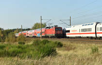 Was macht man an so einem wunderschönen Tag, natürlich raus an die frische Luft und die Kamera eingepackt. Diese BR 112 163 der NAH.SH als RE1 in Richtung Hagenower Land unterwegs, macht immernoch eine gute Figur. Im Hintergrund ein ICE1 in Richtung Hamburg. 3km östlich von Büchen 16.10.2017