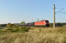 Diese BR 185 242-5 mit Röhren zum Bau einer Gaspipeline, in Richtung Hagenower Land unterwegs. 3km östlich von Büchen 16.10.2017