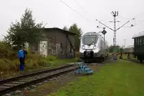 1442 173/673 (Bombardier Talent 2) der S-Bahn Mitteldeutschland (MDSB II | DB Regio Südost) steht im ehemaligen Bw Lutherstadt Wittenberg anlässlich der jährlichen Bahnaktionstage und wird links im Bild ebenfalls zeitgleich fotografiert. [24.9.2017 | 11:20 Uhr]