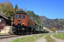 Be 4/6 12320  Rehbock  vom SBB Historic Team Winterthur unterwegs am 14. Oktober 2017 unter blauem Himmel zwischen Steg und Fischenthal nach Wald. Der  Rehbock  wird dann im Bahnhof Fischenthal einen kurzen Halt machen und wo es dann das  Wyländerli  traf.