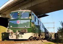 Ae 6/6 11407  Aargau  vom Verein Mikado 1244 unterwegs am Abend des 14. Oktober 2017 von Bauma nach Winterthur HB in Bauma. In Winterthur wird die Kantonslok  AARGAU  abgestellt. 
Da die Sonne schneller als erwartet herunterging, musste ich eine Fotostelle suchen wo auch noch Sonnenstrahlen zur Bahnhstrecke scheinen und ja diese Fotostelle ist nicht gerade die schönste (unter einer Brücke mit Graffiti-Schmiereien ein wenig ungünstig), aber wenigstens noch gut und grossflächig belichtet. (Weiter hinten ist alles Schatten wegen eines Hügels...)