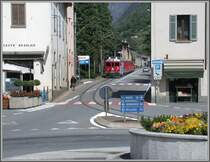 Langsam n�hert sich ABe 4/4 51 der Piazza Basilica im italienischen Tirano. Wie in Italien �blich, ert�nt ein wildes Gebimmel von den Sihgnalanlagen, was die italienischen Autofahrer aber erst im Angesicht der Triebwagenfront zu beeindrucken scheint. (08.05.2007)