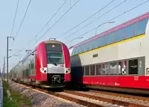 . Zugbegegnung an der luxemburgischen Nordstrecke - Zwischen Lintgen und Mersch, in der N�he von Rollingen, begegneten sich am 16.10.2017 der RE 3714 Luxembourg - Troisvierges in Form eines CFL Wendezuges und RE 3840 Troisvierges - Luxembourg in Form der Computermaus Z 2218. (Jeanny) 