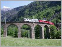 R 1617 f�hrt �ber das Kreisviadukt von Brusio talw�rts. (08.05.2007)