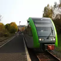 GTW WESTERWALDBAHN IM BAHNHOF DAADEN/Ww.
Abfahrbereit steht GTW 646 417 der WESTERWALDBAHN bei schönstem Herbstwetter
am 17.10.2017 im Bahnhof DAADEN zur Rückfahrt nach BETZDORF/SIEG...