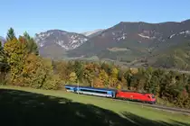 Rail Cargo 1216.228 bringt bei schönster Herbststimmung ihren RJ-557 bei Eichberg über den Semmering. 17.10.17
