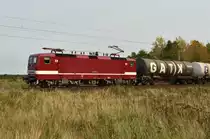 Gerade angekommen und schon ein Highlight vom Tag, da kommen Kindheitserinnerungen wieder hoch. BR 243 559-2 der DeltaRail kommend aus dem Hagenower Land. 3km östlich von Büchen 17.10.2017