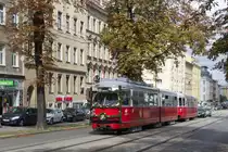 Am letzten Betriebstagvormittag der Linie 67 auf der Favoritenstraße (zur Alaudagasse, bis zur Eröffnung der U1-Verlängerung) waren ebenfalls drei Sonderzüge unterwegs, wobei ebenfalls wieder das geschmückte Gespann E1 4523 und c3 1213 angetroffen werden konnte. In diesem Foto fährt die Garnitur bereits als Blaue (traditionell letzter Zug einer Linie bei der Einstellung, früher allgemein letzter Zug einer Linie eines Betriebstages) die Favoritenstraße in Richtung Alaudagasse hinauf. 02.09.2017