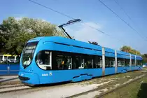 Kroatien / Straßenbahn Zagreb / Tramvaj Zagreb / Zagrebački Električni Tramvaj (ZET): CroTram TMK 2200 - Wagen 2243, aufgenommen im Oktober 2017 an der Haltestelle  Središće  im Stadtgebiet von Zagreb.