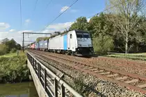 An der Demerbrücke bei Linkhout ist die E186 182-2 die für Lineas fahrend hier mit einem Kastelzug aus Antwerpen kommend am Samstag den 14.10.2017 bei fast unanstendigem Herbstwetter vor meine Linse kam. 
