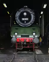 DR 18 201, mit einer Höchstgeschwindigkeit von 182,4 km/h eine der schnellsten betriebsfähigen Dampflokomotiven der Welt, hat sich aufgrund des Regens leider in den Lokschuppen des des ehemaligen Bw Lutherstadt Wittenberg anlässlich der jährlichen Bahnaktionstage zurückgezogen. [24.9.2017 | 11:35 Uhr]