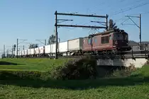 BLS: Re 4/4 174 im Dienste von Rail Care bei Niederbipp am 16. Oktober 2017.
Anmerkung zu dieser Aufnahme: Eigentlich hatte ich mich auf einen kommenden Güterzug aus der Gegenrichtung eingestellt. Da die Züge von Rail Care aber mehrheitlich mit Re 465 unterwegs sind, wurde diese  Notschlachtung  trotz Baumschatten eingestellt. 
Foto: Walter Ruetsch