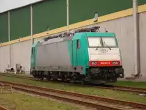 Die 186 241,am 17.Oktober 2017,im Stralsunder Nordhafen.Aufnahme durch den Zaun.