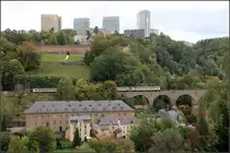 Unter den Hochhäusern des Kirchbergs -

Blick auf die Luxemburger Nordstrecke mit einem Triebzug der BR 2000 und dem Pfaffental-Viadukt unterhalb des modernen Stadtteils Kirchberg. Vor den neuzeitlichen Gebäuden das Fort Thüngen.

03.10.2017 (M)

