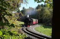99 6001 hat mit dem P8963 (Quedlinburg - Alexisbad) gerade den Haltepunkt Sternhaus Haferfeld durchfahren und nimmt nun die letzte Steigung zum Ramberg in Angriff.

Sternhaus Haferfeld, 14. Oktober 2017