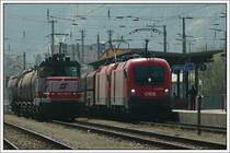 Der Erzzug 48408 von Koper nach Linz wird normalerweise von einer SZ 541 bespannt. Gro� war unsere Entt�uschung, als am 6.4.2007 auf diesem Zug ein Ochsendoppler hing. Golling-Abtenau bei starkem Gegenlicht.
