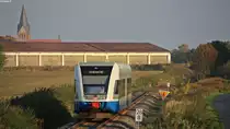 Der 646 110-6 der UBB befuhr am 16.10.17 die Stillegungsbedrohte Strecke Barth-Velgast(-Stralsund), Leider gibt es überall in Deutschland Lokführer die meinen den Fotografen mit Licht aus , Rot Licht an, Rollo runter usw. ein Strich durch die Rechnung zu machen, dies bedeutet jedoch nur 5min mehrarbeit für geübte Bildbearbeitungs-Profis.
Einen dieser Unfreundlichen Lokführer hatten wir im 4h Takt (U.A. auf der RB29469), leider auch am Motiv  Kenzer Berg  wo er den Fußgängerüberweg nicht mehr einsehen konnte da er sehr damit beschäftigt war die  Sonne  aus seinem Führerstand zu verbannen.

Da mir auch Persönlich was an der Strecke und er Darßbahn was Liegt, möchte ich nun Kurtz darauf Hinweisen:
http://www.keinebahnistkeineloesung.de/