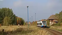 Der 646 110-6 der UBB befuhr am 16.10.17 die Stillegungsbedrohte Strecke Barth-Velgast(-Stralsund),am Ehem. Stw (B1) in Barth.
Seine fahrt als RB29477 von Barth nach Stralsund dauert zwichen 31min und 48min, Velgast ist in nur 13min erreicht.

Da mir auch Persönlich was an der Strecke und er Darßbahn was Liegt, möchte ich nun Kurtz darauf Hinweisen:
http://www.keinebahnistkeineloesung.de/