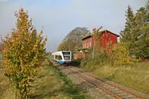 Der 646 110-6 der UBB befuhr am 16.10.17 die Stillegungsbedrohte Strecke Barth-Velgast(-Stralsund).
Am Ehem. Bf. Kenz (jetzt nurnoch Hp. Kenz) kann man sich kaum vorstellen das die  Darßbahn  von 1991 bis 2005 Elektriefiziert war, und Loks der Baureihe 143 bis Barth fuhren.
Der 646 fuhr als RB29485 von Barth nach Stralsund.
Es bleibt fraglich ob ein 120min Takt die Auslastung optimal abdeckt oder ein 60-90 min Takt die Fahrgast dichte erhöht.

Da mir auch Persönlich was an der Strecke und er Darßbahn was Liegt, möchte ich nun Kurtz darauf Hinweisen:
http://www.keinebahnistkeineloesung.de/