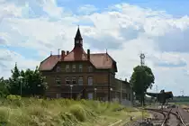 Das prunkvolle Bahnhofsgebäude von Güsten zeigt noch heute welche Bedeutung dieser Bahnhof einst hatte. Heute ist die Bedeutung und der Glanz des Bahnhofes verschwunden. Viele Gleise sind bei der Modernisierung der Bahnsteige abgebaut worden und das prunkvolle Bahnhofsgebäude steht leer und verfällt leider. 

Güsten 02.08.2017