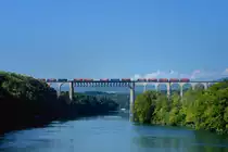 Eine Re 12/12 mit einem KLV am 23.09.2017 bei Eglisau. 