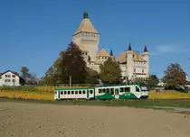 MBC/BAM: MINI-BAHNBILDER-TREFFEN VOM 17. Oktober 2017
an der Strecke der Chemin de fer Bière–Apples–Morges während der Zuckerrübenernte.
Ein herzliches Dankeschön an meine lieben Kollegen Stefan Wohlfahrt und Peter Ackermann für den gemütlichen Tag, den wir zusammen bei herrlichem Wetter bei gutem Zuckerrübenduft und nur wenig Wein in der Westschweiz erleben durften.
Regionalzug vor der herrlichen Kulisse des Château de Vufflens.
Foto: Walter Ruetsch   
