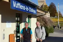 MBC/BAM: MINI-BAHNBILDER-TREFFEN VOM 17. Oktober 2017
an der Strecke der Chemin de fer Bière–Apples–Morges während der Zuckerrübenernte.
Ein herzliches Dankeschön an meine lieben Kollegen Stefan Wohlfahrt und Peter Ackermann für den gemütlichen Tag, den wir zusammen bei herrlichem Wetter bei gutem Zuckerrübenduft und nur wenig Wein in der Westschweiz erleben durften.
Stefan Wohlfacht und Peter Ackermann mit vielen tollen Fotos im Rucksack in Vufflens-le-Château auf den Zug nach Morges wartend.
Anmerkung zur Aufnahme: Die langjährigen bekannten Fotografen von Bahnbilder.de sind mit der Veröffentlichung einverstanden.
Foto: Walter Ruetsch   
