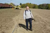 MBC/BAM: MINI-BAHNBILDER-TREFFEN VOM 17. Oktober 2017
an der Strecke der Chemin de fer Bière–Apples–Morges während der Zuckerrübenernte.
Ein herzliches Dankeschön an meine lieben Kollegen Stefan Wohlfahrt und Peter Ackermann für den gemütlichen Tag, den wir zusammen bei herrlichem Wetter bei gutem Zuckerrübenduft und nur wenig Wein in der Westschweiz erleben durften.
Nach einer gut gelungenen Aufnahme eines Rübenzuges verlässt Peter Ackermann seinen Fotostandort oberhalb Reverolle.
Anmerkung zur Aufnahme: Der langjährige Fotograf von Bahnbilder.de ist mit der Veröffentlichung einverstanden.
Foto: Walter Ruetsch   
