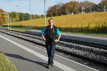 MBC/BAM: MINI-BAHNBILDER-TREFFEN VOM 17. Oktober 2017
an der Strecke der Chemin de fer Bière–Apples–Morges während der Zuckerrübenernte.
Ein herzliches Dankeschön an meine lieben Kollegen Stefan Wohlfahrt und Peter Ackermann für den gemütlichen Tag, den wir zusammen bei herrlichem Wetter bei gutem Zuckerrübenduft und nur wenig Wein in der Westschweiz erleben durften.
Stefan Wohlfahrt wartet auf der neuen Station Chigny auf die Weiterfahrt nach Bussy-sur-Morges.
Anmerkung zur Aufnahme: Der langjährige Fotograf von Bahnbilder.de ist mit der Veröffentlichung einverstanden.
Foto: Walter Ruetsch   
