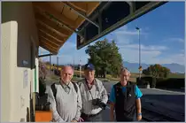 Nachdem es schon sei einiger Zeit kein BB.de Treffen mehr gab, haben Peter, Walter und ich entshieden, unser Treffen bei der Zuckerrübenverladung der BAM als  Mini-Bahnbildtreffen  zu deklarieren.
Nach dem gelungen Tag schauen wir hier gespannt in die Kamera mit der Frage, ob der Selbstauslöser wohl funktioniert...
Vufflens le Château, den 17. Okt. 2017