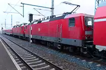 Zu der Zeit als die BR143 noch mit Dostos auf der Südharzstrecke unterwegs waren, kam es ab und zu zu der Konstellation, dass eine Garnitur die andere mitschleppte. Leider kam ich nur einmal am 25.12.2014 zu der Gelegenheit eine solche Zuammenstellung abzulichten bei bescheidenem Wetter im Bahnhof Nordhausen