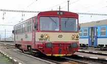 Der Triebwagen 810 183 ist am 07.10.2017 gerade in Mělník angekommen und ist hier alle Fahrgäste  los geworden . Ob davon einer am Abgangsbahnhof Lomnice nad Popelkou schon eingestiegen war, ist schwer zu sagen, denn die gut 3 Stunden, die der Os 8521 für die gut 100 km unterwegs war, ist das dann doch nocht so bequem, immerhin sind
die Fahrzeuge mit 5 Sitzen in einer Reihe recht eng bestuhlt. 