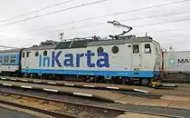 Ebenfalls am 07.10.2017 schiebt die 163 094 den Os 6414 aus dem Bahnhof Mělník in Richtung Ústí nad Labem západ. InKarta ist übrigens die Bahncard der CD. Nach meiner Beobachtung werden alle elektrisch geförderten Reisezüge in Richtung Norden geschoben.